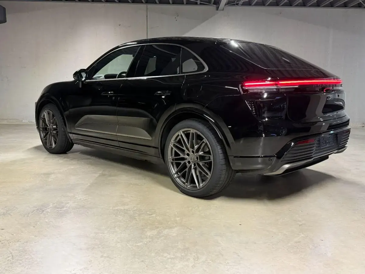 Neu Porsche Macan Turbo 469 kW (639 PS) 2026 Schwarz SUV