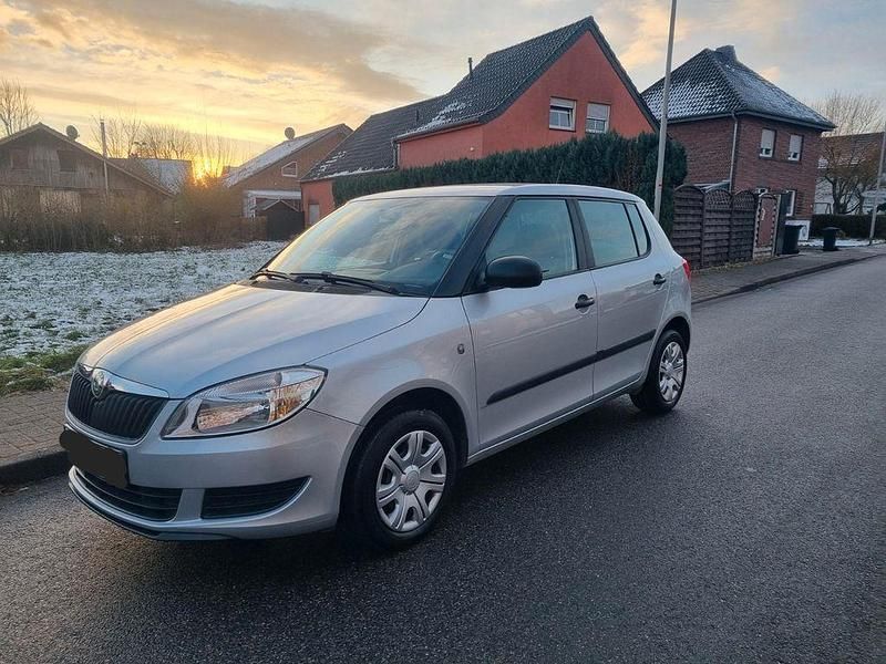 Silber Gebraucht 2013 Skoda Fabia Cool Edition Limousine | 3.950 € (Superpreis) - Bild 1/4