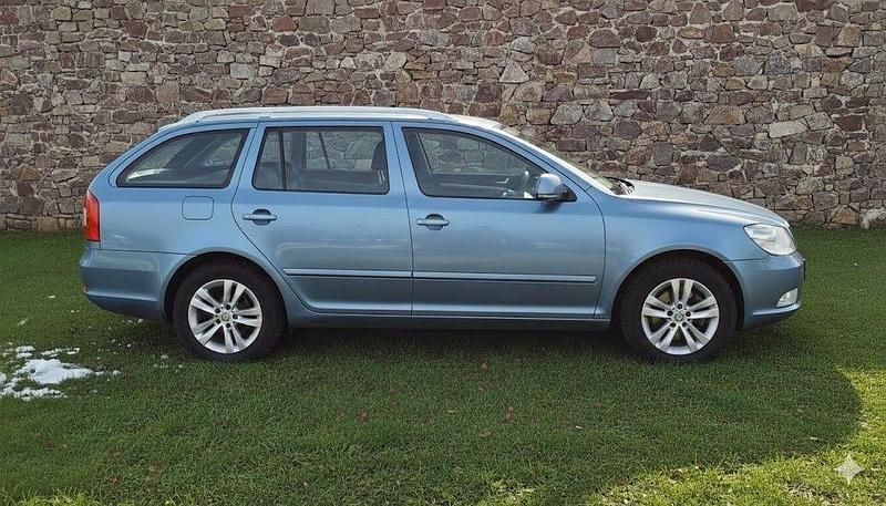 Gebraucht Skoda Octavia 105 PS (77 kW) 2011 Sedamodra satine/satine blau Kombi