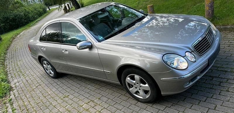 Braun Gebraucht 2003 Mercedes E220 Limousine | 2.490 € (Guter Preis) - Bild 1/4