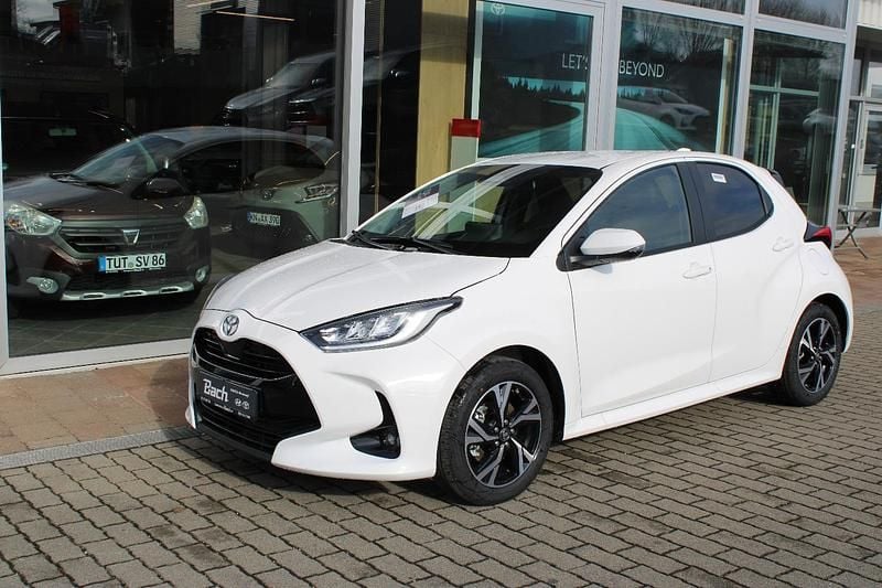 Schneeweiss Neu 2025 Toyota Yaris Hybrid Team Kleinwagen | 25.480 € (Fairer Preis) - Bild 1/3