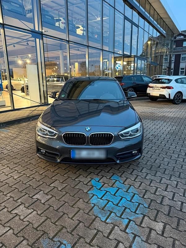 Grau Gebraucht 2018 BMW 118 M Sport Kleinwagen | 13.400 € (Superpreis) - Bild 1/4