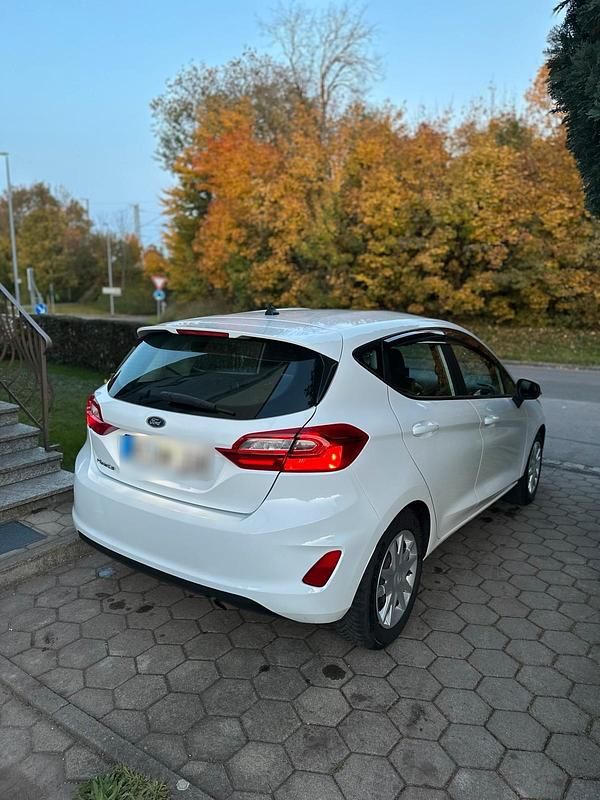 Weiß Gebraucht 2017 Ford Fiesta Kleinwagen | 9.500 € (Teuer) - Bild 1/4