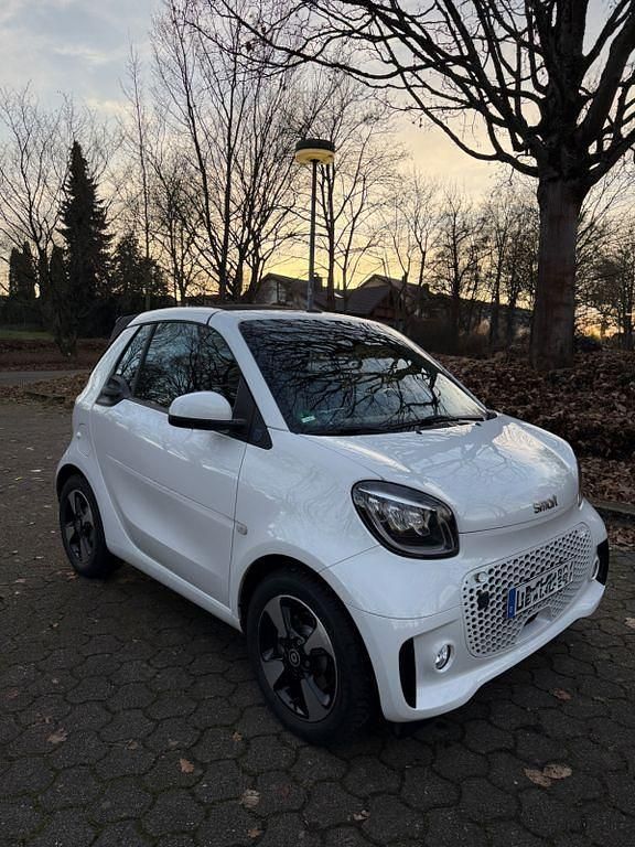 Weiß Gebraucht 2023 Smart ForTwo Electric Drive Passion Cabrio | 16.000 € (Guter Preis) - Bild 1/4