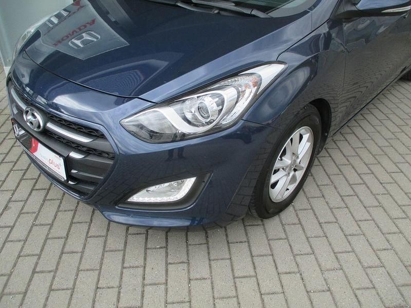 Gebraucht Hyundai i30 Trend 101 PS (74 kW) 2017 Blau Limousine