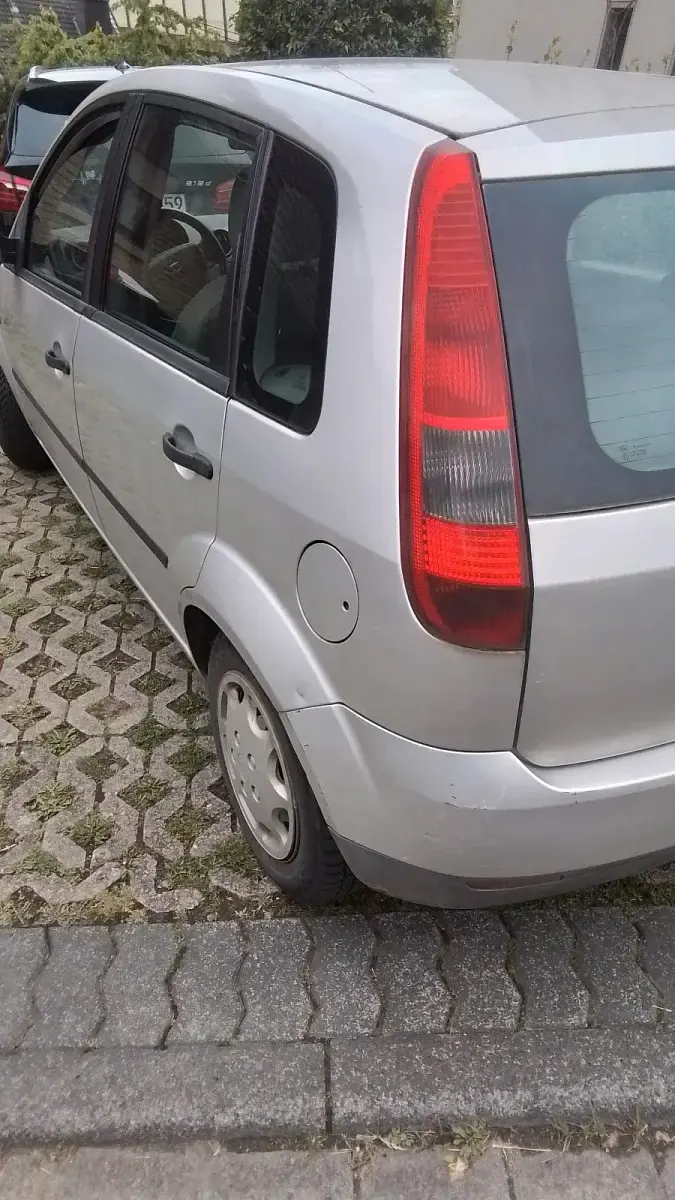Second-hand Ford Fiesta 60 CP (44 kW) 2004 Argintiu Hatchback
