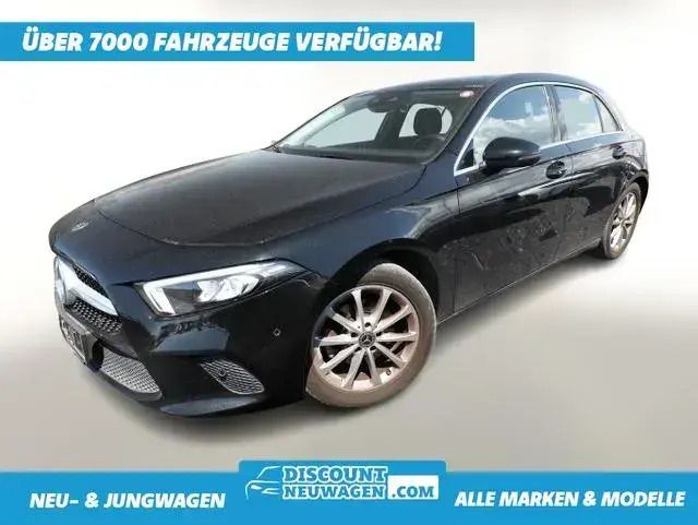 Kosmosschwarz metallic Gebraucht 2019 Mercedes A200 Progressive Limousine | 23.232 € (Fairer Preis) - Bild 1/4