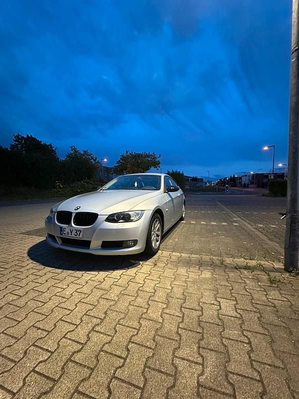 Silber Gebraucht 2008 BMW 320 Shadowline Coupé | 7.499 € (Guter Preis) - Bild 1/4