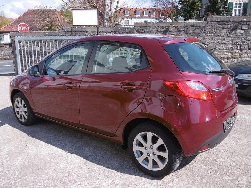 Gebraucht Mazda 2 75 PS (55 kW) 2012 Rot Kleinwagen
