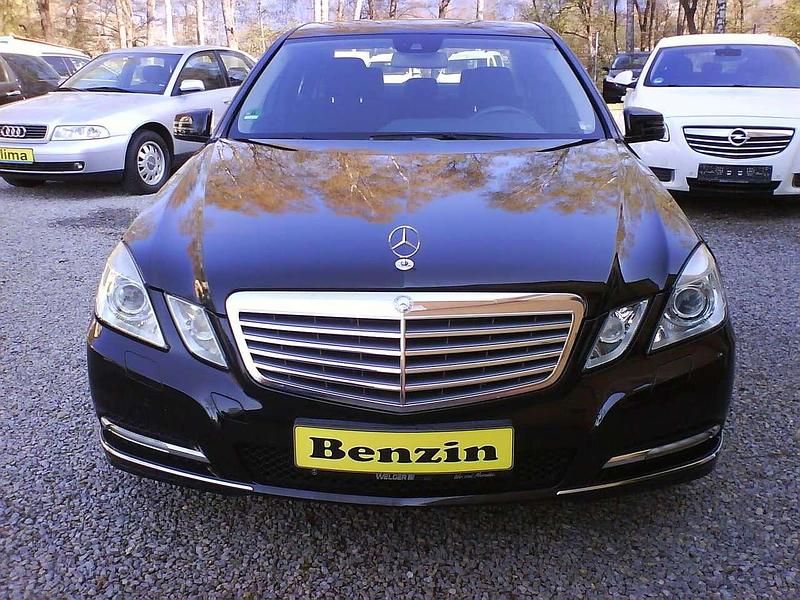 Second-hand Mercedes E200 184 CP (135 kW) 2011 Negru Berlinǎ