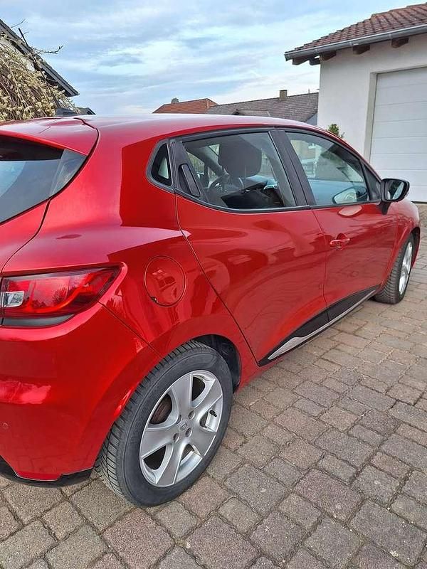 Gebraucht Renault Clio IV Luxe 90 PS (66 kW) 2013 Rot Limousine