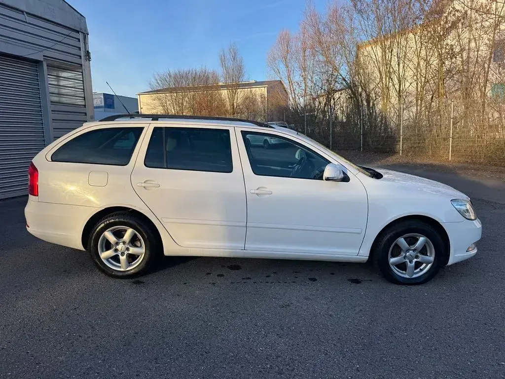 Gebraucht Skoda Octavia Elegance 122 PS (89 kW) 2009 Weiß Kombi