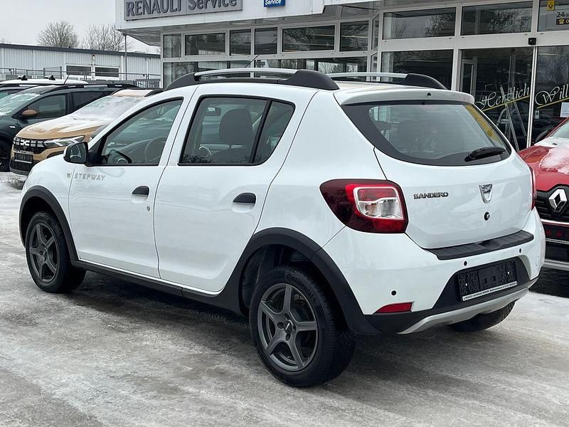 Gebraucht Dacia Sandero Stepway 90 PS (66 kW) 2015 Weiß Limousine