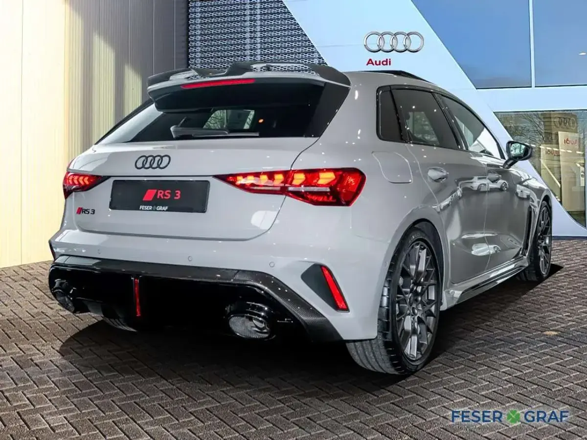 Gebraucht Audi RS3 Ambiente 400 PS (294 kW) 2026 Kreide uni (porsche) Limousine