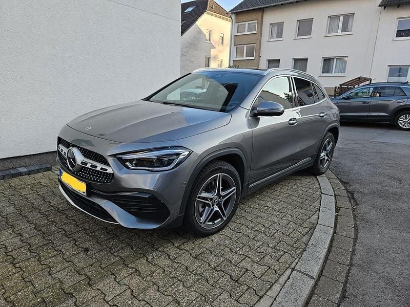Grau Gebraucht 2023 Mercedes GLA250 Business SUV | 35.500 € (Guter Preis) - Bild 1/4