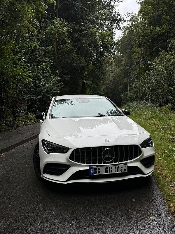 Weiß Gebraucht 2019 Mercedes CLA180 AMG line Limousine | 26.499 € (Fairer Preis) - Bild 1/4