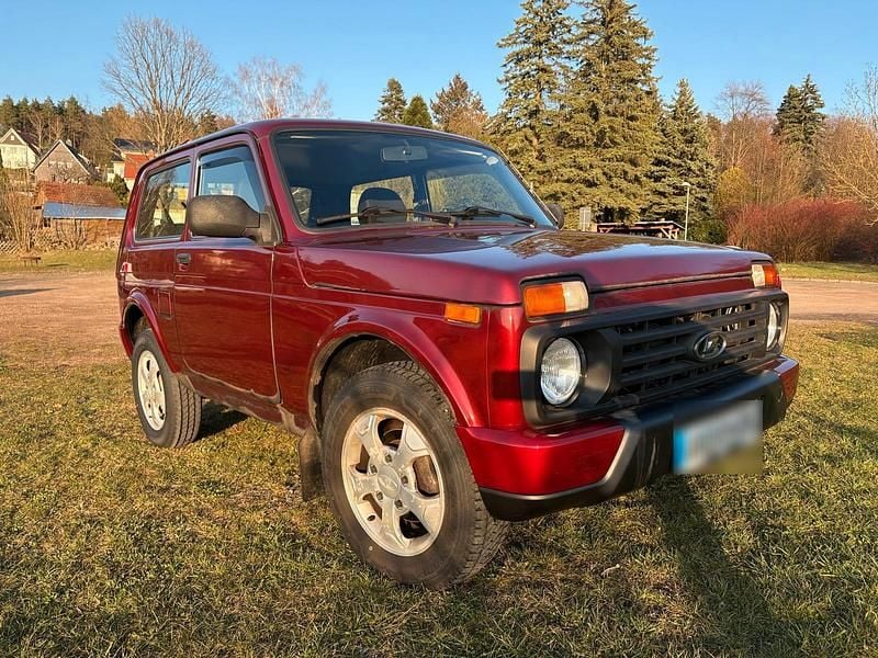 Gebraucht Lada Urban 83 PS (61 kW) 2017 Rot SUV