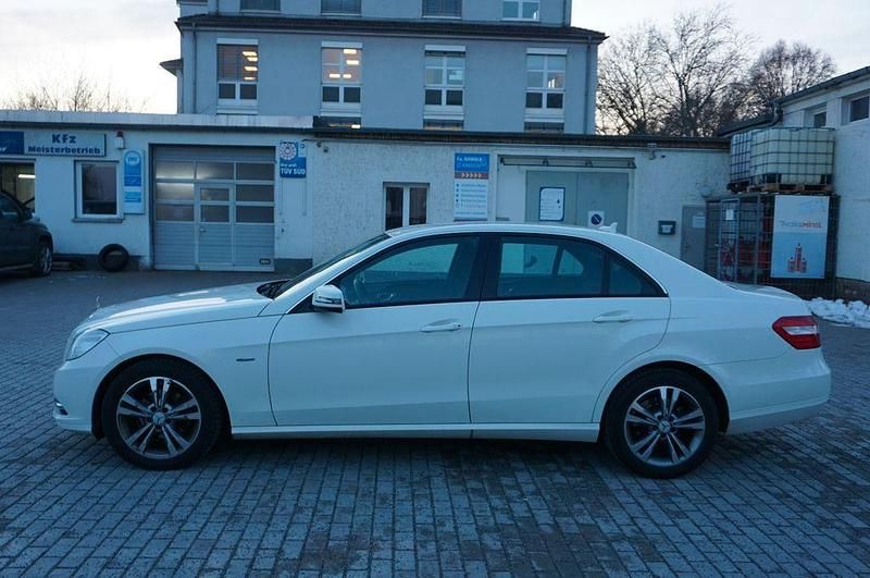 Gebraucht Mercedes E200 136 PS (100 kW) 2011 Weiß Limousine