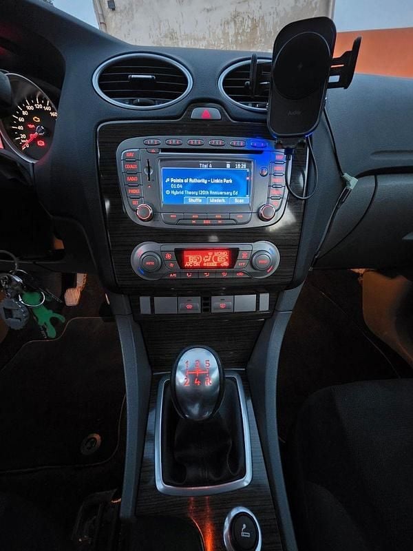 Second-hand Ford Focus Ghia 145 CP (106 kW) 2009 Argintiu Berlinǎ