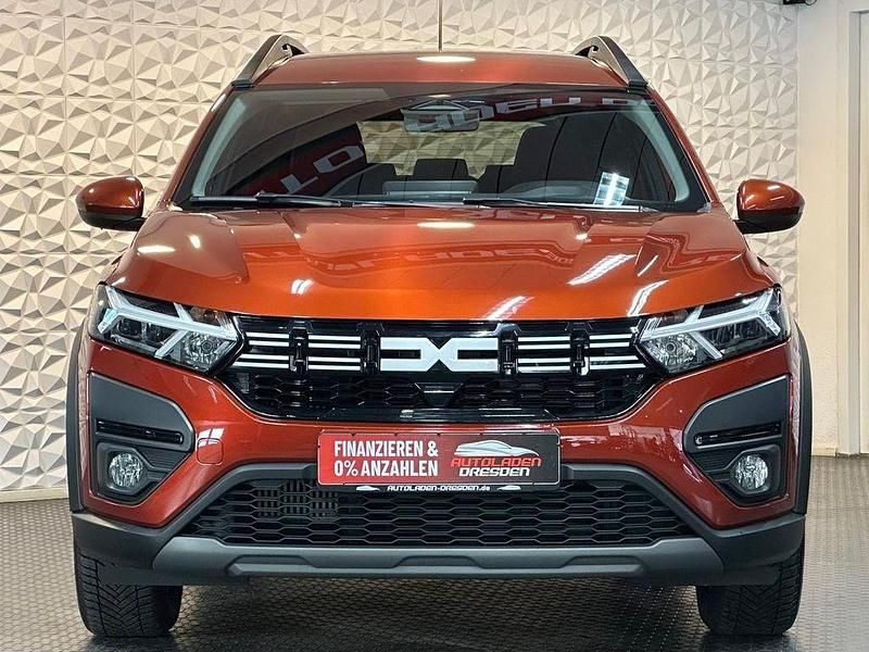 Gebraucht Dacia Jogger Expression 110 PS (80 kW) 2025 Braun Van / Kleinbus