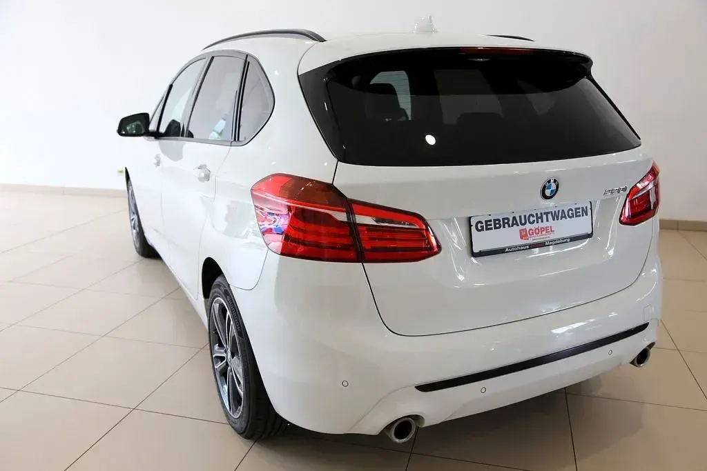 Gebraucht BMW 220 Active Tourer Sport Line 192 PS (141 kW) 2019 Weiß Van / Kleinbus