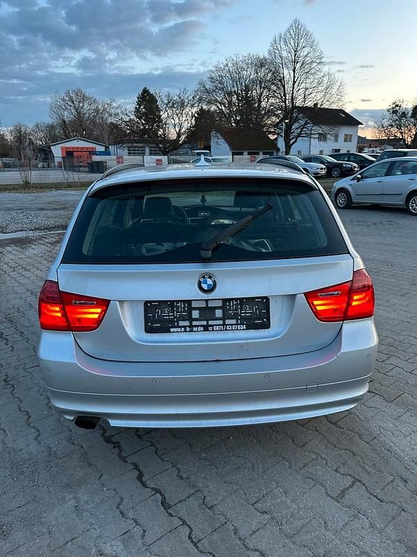 Gebraucht BMW 318 143 PS (105 kW) 2011 Silber Kombi