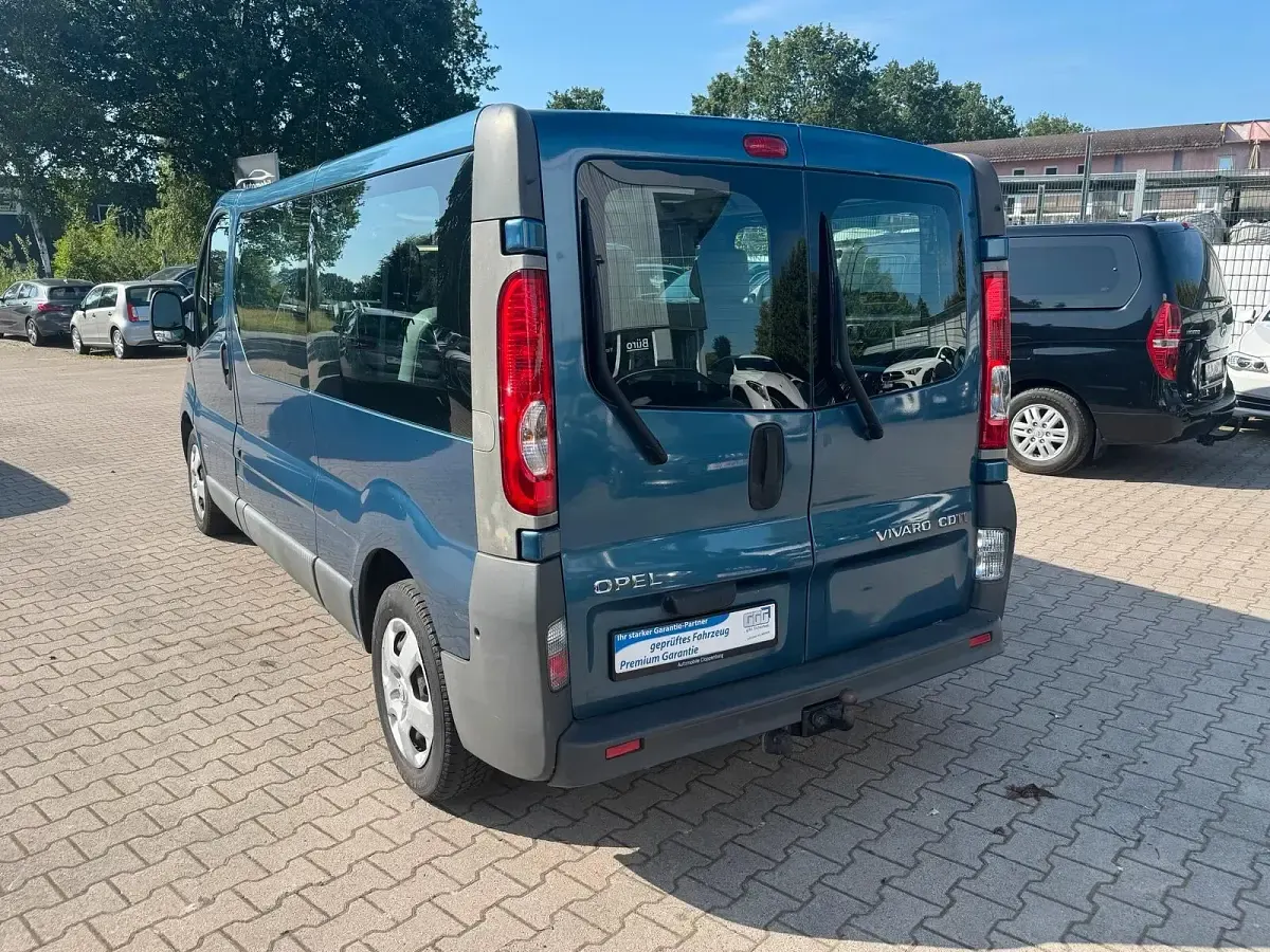 Gebraucht Opel Vivaro 114 PS (83 kW) 2007 Panorama blau (mi2) Van / Kleinbus
