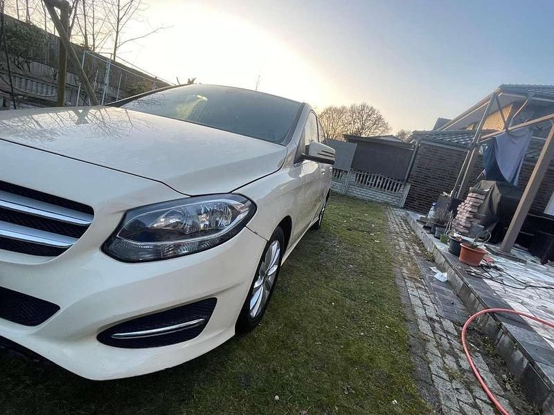 Gebraucht Mercedes B180 Edition 109 PS (80 kW) 2017 Gelb Van / Kleinbus