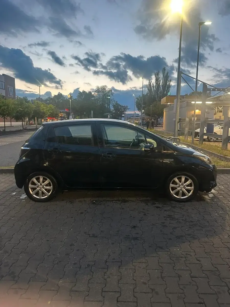 Gebraucht Toyota Yaris Hybrid 75 PS (55 kW) 2012 Schwarz Kleinwagen