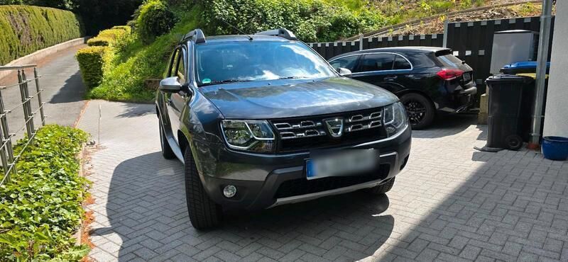 Grau Gebraucht 2015 Dacia Duster Prestige SUV | 13.899 € (Teuer) - Bild 1/4