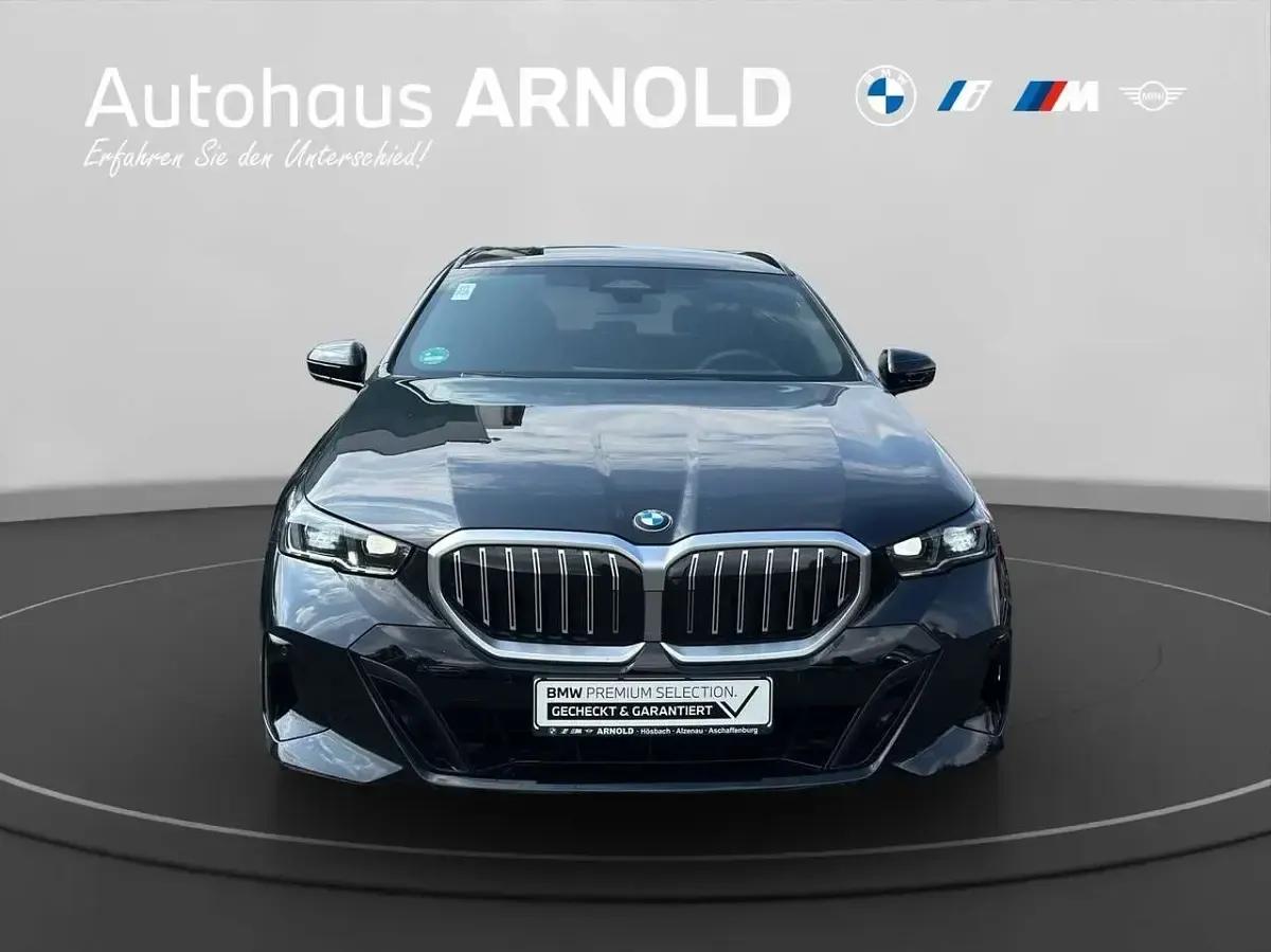 Gebraucht BMW 520 M Sport 197 PS (144 kW) 2026 Saphirschwarz Kombi