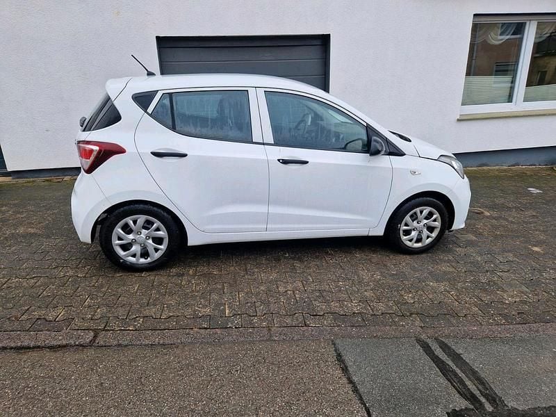 Gebraucht Hyundai i10 67 PS (49 kW) 2017 Weiß Kleinwagen