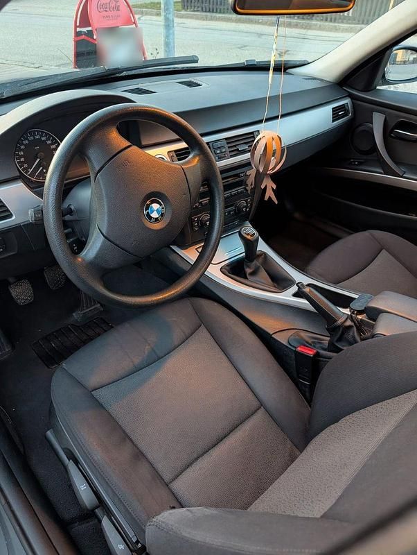 Second-hand BMW 318 143 CP (105 kW) 2004 Albastru Berlinǎ