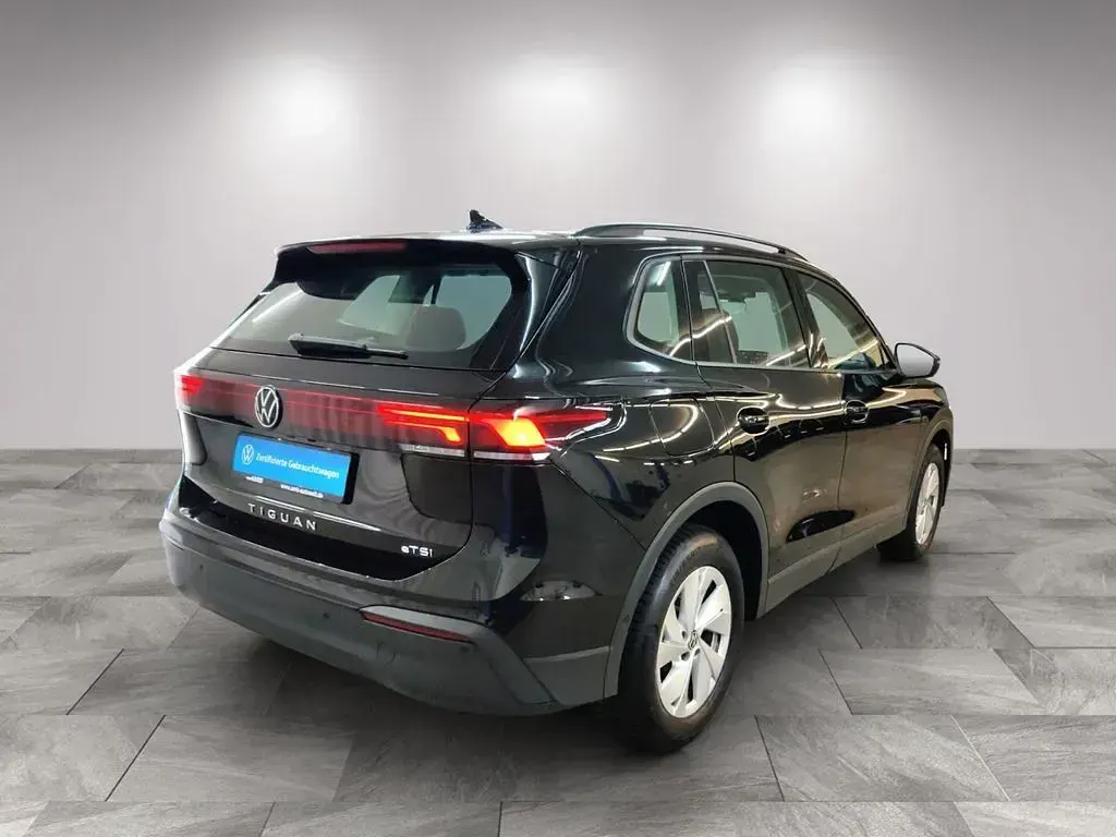 Gebraucht VW Tiguan Basis 131 PS (96 kW) 2025 Schwarz SUV