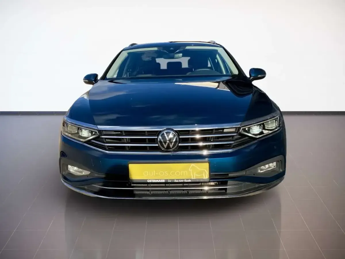 Gebraucht VW Passat Elegance 150 PS (110 kW) 2024 Aquamarinblau Kombi