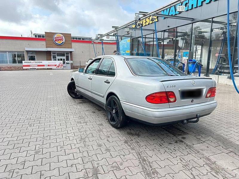 Gebraucht Mercedes E200 136 PS (100 kW) 1996 Silber Limousine