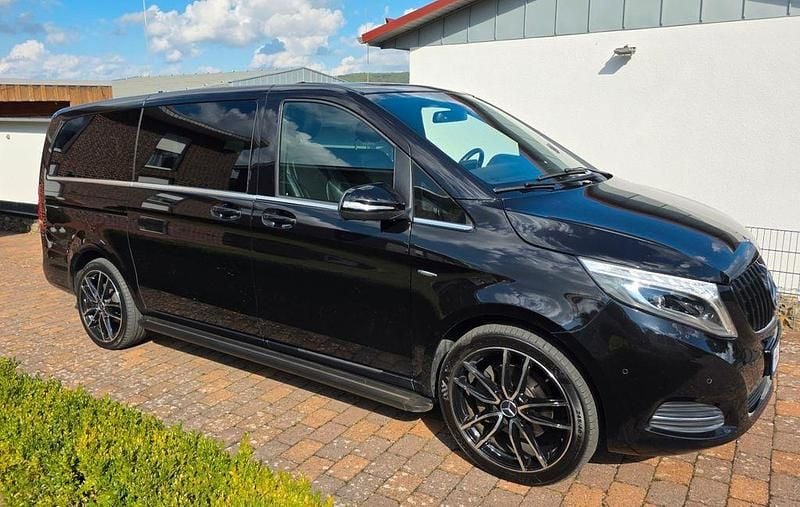 Schwarz Gebraucht 2016 Mercedes V220 Avantgarde Van / Kleinbus | 37.650 € (Fairer Preis) - Bild 1/4