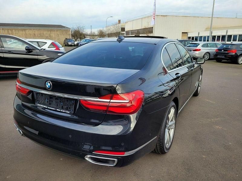 Gebraucht BMW 730 Sport Line 265 PS (194 kW) 2018 Black sapphire metallic Limousine
