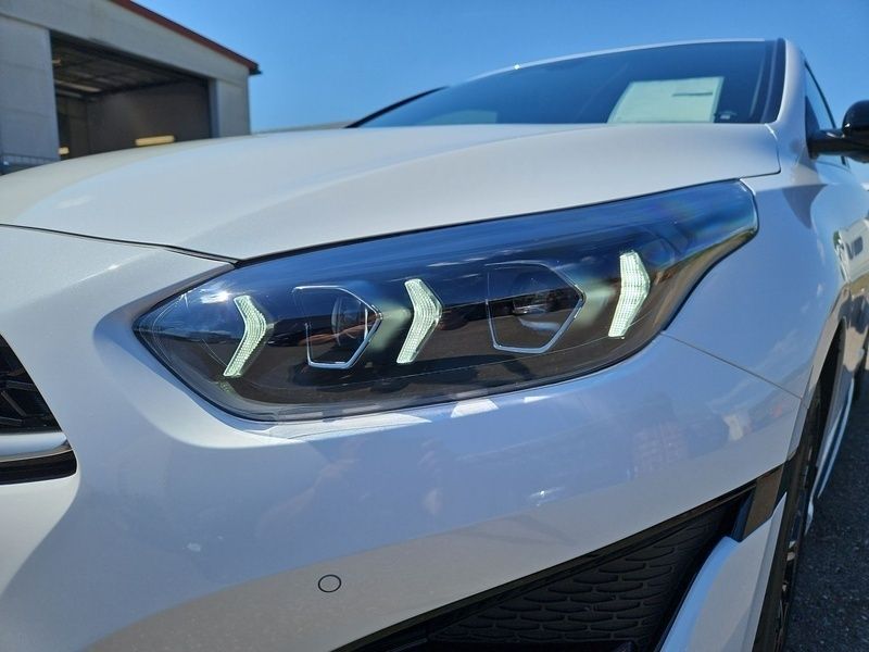 Neu Kia Ceed GT GT-Line 140 PS (102 kW) 2025 Weiß Limousine