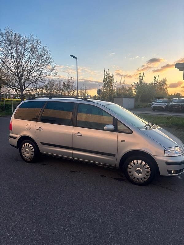 Second-hand VW Sharan 116 CP (85 kW) 2003 Argintiu Monovolum