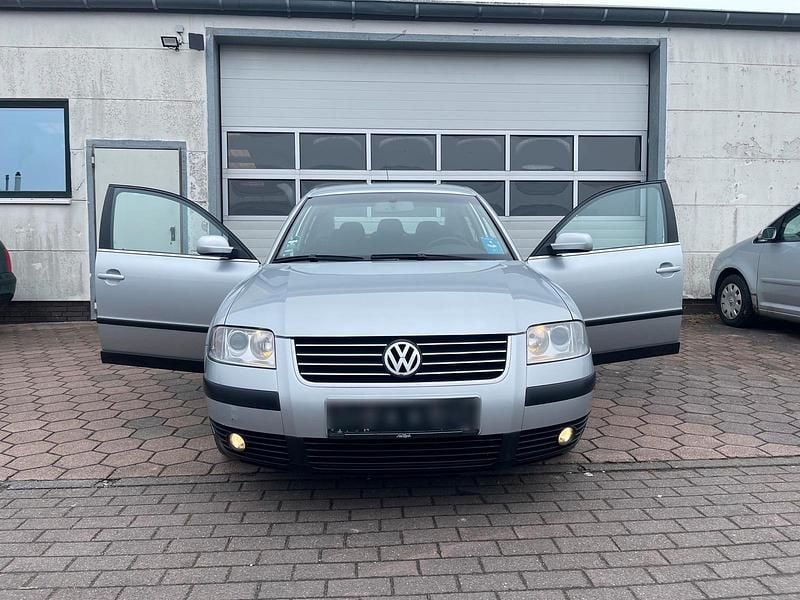 Silber Gebraucht 2002 VW Passat Limousine | 2.000 € (Fairer Preis) - Bild 1/4