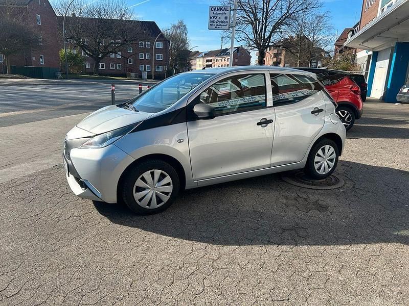 Gebraucht Toyota Aygo 69 PS (50 kW) 2016 Silber Kleinwagen