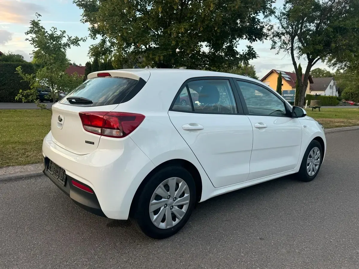 Gebraucht Kia Rio 84 PS (61 kW) 2010 Weiß Kleinwagen