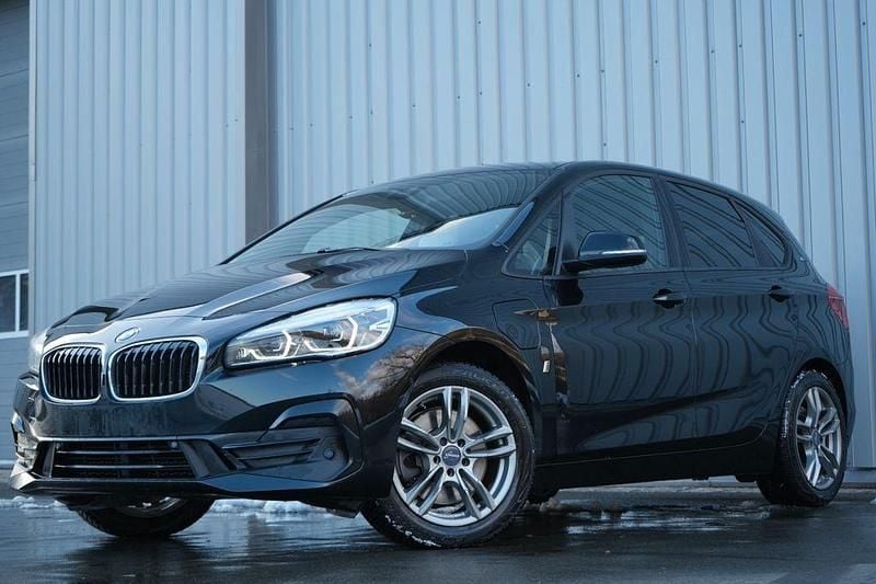 Schwarz Gebraucht 2018 BMW 225 Active Tourer Sport Line Van / Kleinbus | 16.640 € (Fairer Preis) - Bild 1/4