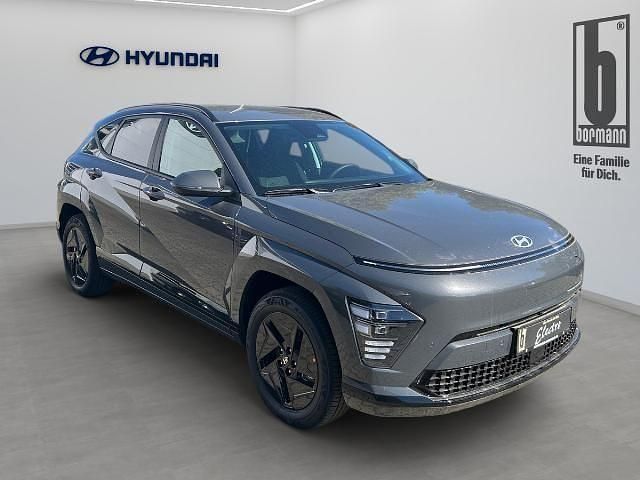 Grau metallic Neu 2025 Hyundai Kona Trend SUV | 42.990 € (Etwas zu teuer) - Bild 1/4