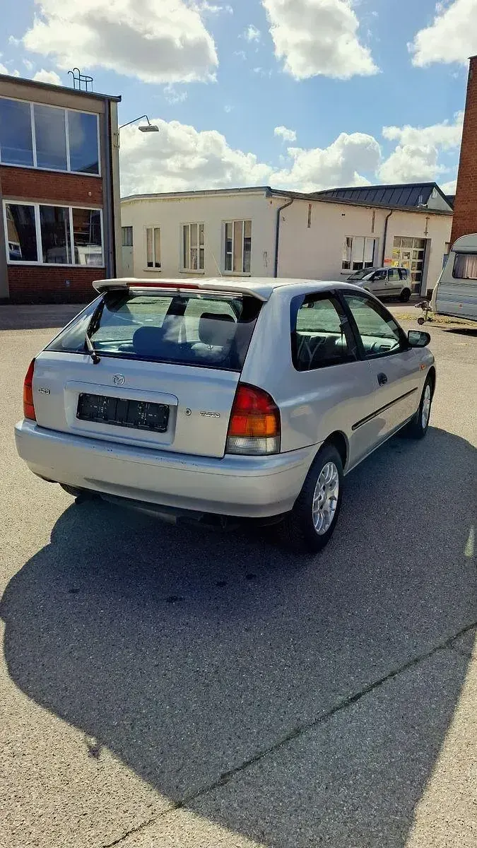 Usata Mazda 323 73 CV (53 kW) 1999 Grigio Berlina