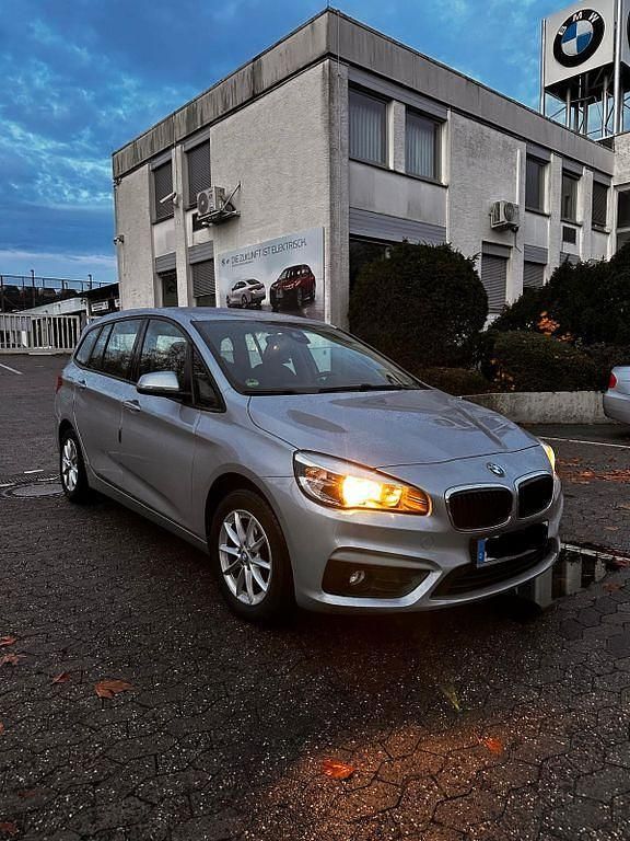 Silber Gebraucht 2016 BMW 218 Gran Tourer Performance Van / Kleinbus | 12.900 € (Teuer) - Bild 1/4