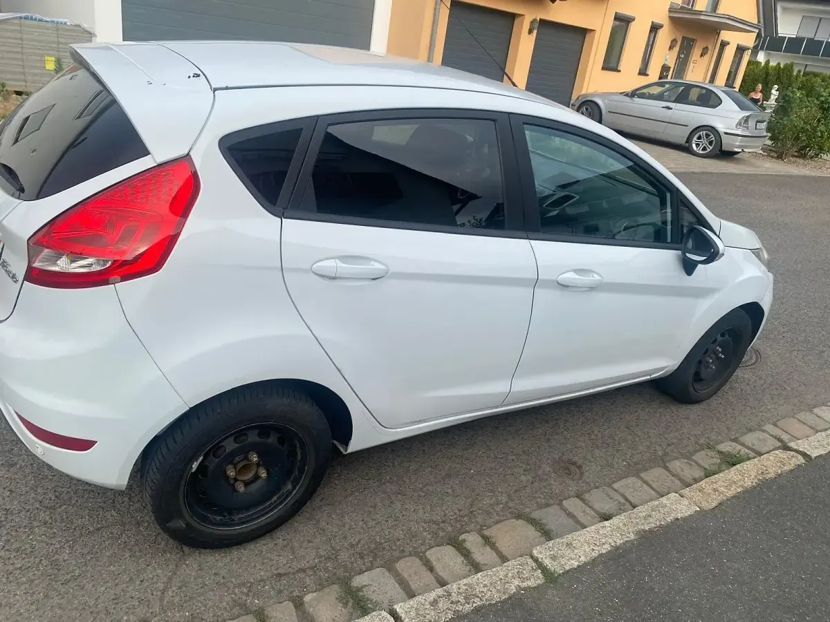 Gebraucht Ford Fiesta 80 PS (58 kW) 2011 Weiß Limousine