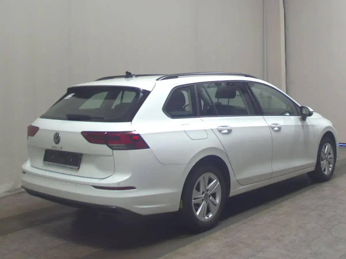 Gebraucht VW Golf VIII Life 150 PS (110 kW) 2022 Weiss Kombi