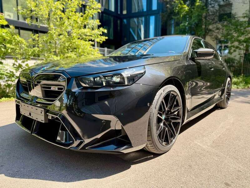 Black sapphire metallic Neu 2025 BMW M5 Performance Limousine | 148.749 € (Fairer Preis) - Bild 1/4